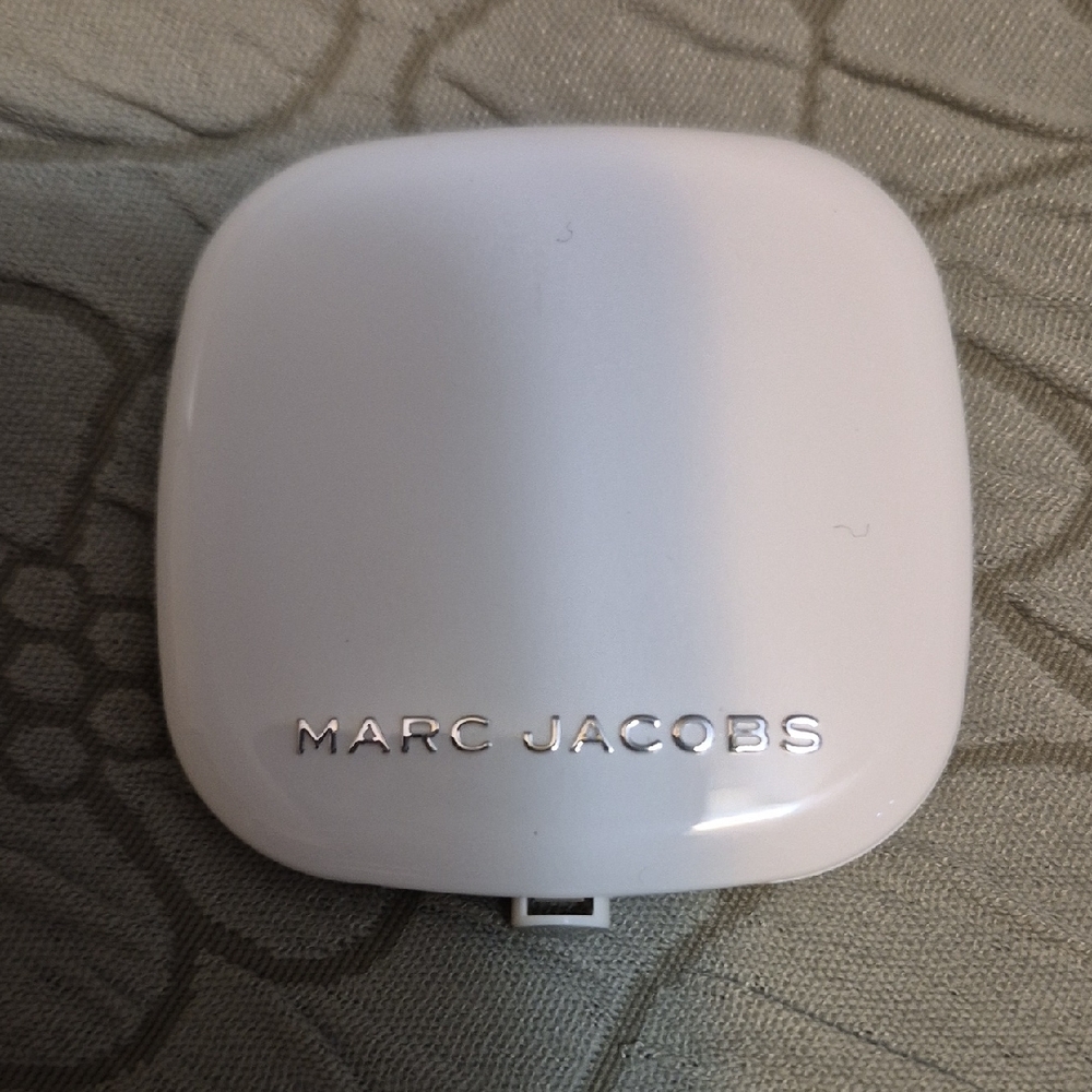 Marc Jacobs Sleek White Compact